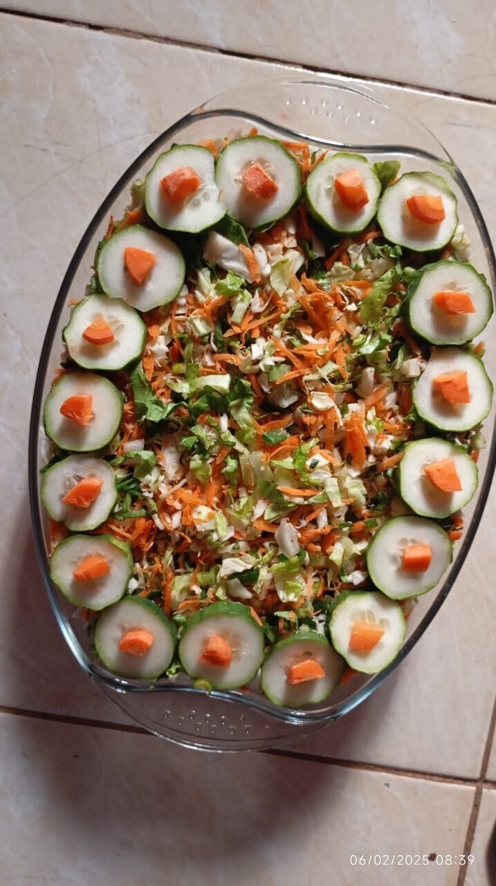 A VeekeeNat salad bowl arranged with shredded cabbage, carrot, lettuce and cucumber